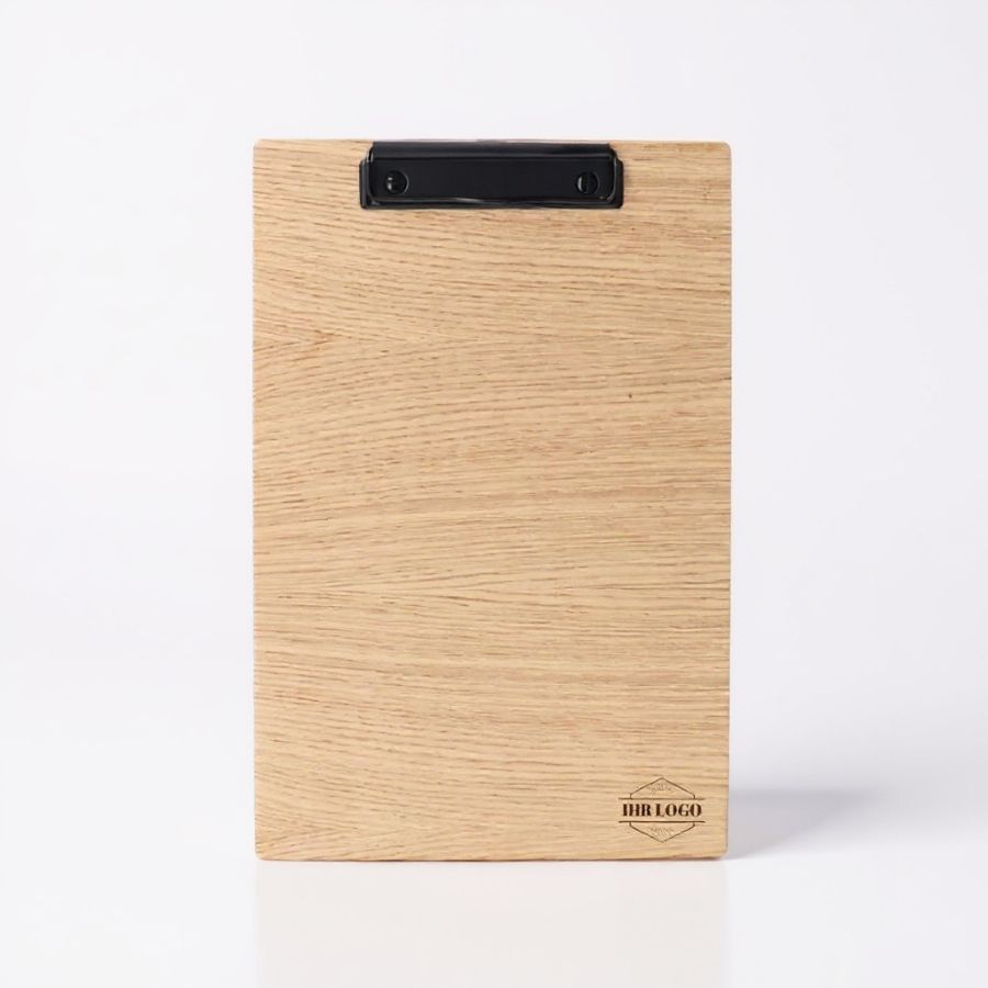 Holz-Klemmbrett aus Eiche mit schwarzer Klemme und Logogravur