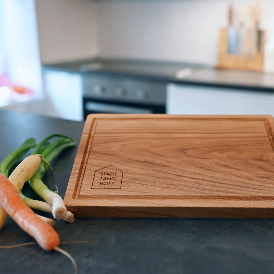 Schneidebrett aus Eiche in der Küche mit Logo-Gravur