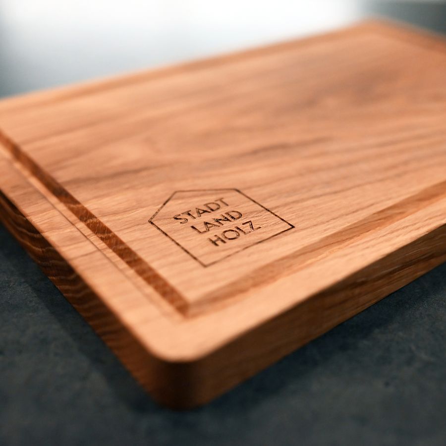 Schneidebrett mit Logo-Gravur aus Eiche