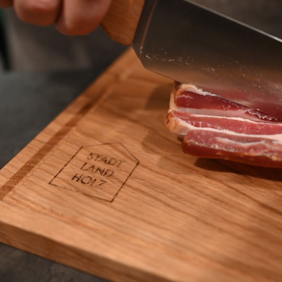 Schneidebrett mit Logo-Gravur aus Eiche